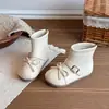 Botas Curtas de Menina Estilo Chanel Elegante com Biqueira Dividida Falsa Botas Martin Outono/Inverno 2026 Lançamento Novo Acolchoado com Veludo Quente Laço Botas Curtas de Princesa
