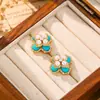 Nuevos Pendientes de Perla Turquesa Azul Estilo Chino Pendientes Estéreo de Flor de Cuatro Hojas Pendientes de Moda Elegantes de Gama Alta de Nicho para Mujer