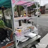 Un estante para comida estofada, tofu apestoso y panqueques estirados a mano; un triciclo eléctrico convertido en un puesto de exhibición de fideos salteados y espino confitado.