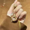 Accesorios DIY de Puzuo Gold Store en el Mismo Estilo que Collar con Colgante Hebilla de Paz Full Diamante Rojo Rosado Chapado en Oro para Mujer, Cadena de Clavícula de Gama Alta
