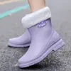 Botas de lluvia para mujer estilo coreano caña media-baja moda simple caña corta forro polar cómodo impermeable para lavar el coche cocina zapatos de goma para agua venta al por mayor