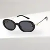 Novos óculos de sol americanos retrô de armação pequena oval com design torcido inspirado na Chanel, oferecendo um visual de luxo leve e elegante, adequados para viagens de carro à beira-mar e uso versátil