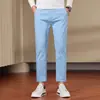 Calças casuais cropped masculinas, corte slim, elásticas, afuniladas no tornozelo, calças versáteis e estilosas para o outono de 2026, que realçam a altura