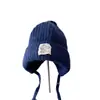 Chapéu de Lã Estilo Coreano com Etiqueta em Inglês Abertura Traseira para Mulheres Inverno Casual Versátil Chapéu Pulôver para Proteger do Frio e Manter Aquecido Chapéu com Proteção para Orelhas Moderno