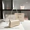 Una generación de bolso baguette de alta gama 2025 primavera nuevo lujo nicho bolso de axila bolso de hombro al por mayor