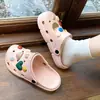 Nuevas Zapatillas de Moda Lindas para Mujer, Estilo Net Red, Sensación de Pisar Caca, Suela Gruesa, Para Verano, Pareja, Antideslizantes, Playa, Exteriores, Zapatos con Agujeros para Hombre