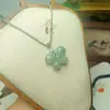 Colgante de Flor de Mariposa Verde Tianshan Amor Flor de Loto Color Esmeralda Jade de Seda Dorada de Xinjiang Colgante de Mariposa de Jade Natural