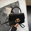 Nova Bolsa Outono 2025 Feminina Retrô de Ombro Cruzada Pequena Quadrada Fashion Elegante Exquisite Bolsa de Mão