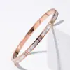 Popularidad Transfronteriza Personalidad Estilo Europeo y Americano Joyería de Mano de Lujo Ligero Nicho para Mujer Sensación de Alta Gama Diseño Incrustado con Pedrería Elegante Pulsera de Acero de Titanio
