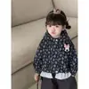 Nuevo abrigo con capucha floral lindo estilo coreano patchwork para niñas, ropa exterior elegante de primavera y otoño gris para bebés