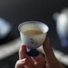 Taza de té púrpura degradado pintada a mano con diseño de mariposa brumosa, Taza de té de pie alto para uso doméstico, Juego de té de alto valor estético, Taza de degustación, Taza de maestro
