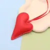 Nuevo colgante de bolsa creativa de cuero con forma de corazón de melocotón, adornos de PU de amor exquisitos, pequeño regalo, accesorios de cuerda para mano de ropa, fabricantes