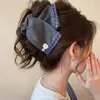 Presilha de Cabelo Grande Triangular Estilo Hepburn, Pinça Tubarão Shell de Cetim Francês para a Parte de Trás da Cabeça, Acessório de Cabelo de Luxo para Mulheres