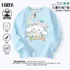 Camisetas infantis, masculinas e femininas de manga curta cavam e cavam e cavam sementes grandes e flores grandes em um pequeno jardim.