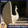 Instalações de Paisagismo Sonoro para Jardins Combinam com Esculturas de Animais Pavão Feitas Sob Medida, Utilizando Material de Arenito Artificial, e São Fabricadas com Considerações Acústicas em Mente