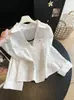 Conjunto de dos piezas de camisa protectora solar ligeramente transparente estilo coreano de principios de otoño combinado con un top de tirantes a rayas, top versátil con un diseño elegante en color liso
