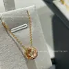 2026 Novo Modelo Colar Shui Bing Yue Ouro V Padrão Diamante Diamante Diagonal Pequenas Pérolas Douradas Estilo Chanel Ouro Rosa 18K Escultura de Precisão CNC