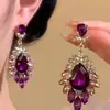 Brincos de Franja Totalmente Cravejados de Diamante Super Brilhantes de Luxo Leve, Estilo Retrô de Alto Padrão, Brincos Exagerados com um Encantador Diamante Roxo, Brincos Elegantes para Mulheres