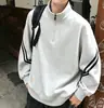 Moletom listrado masculino com zíper parcial branco e cinza, uma camiseta de manga comprida de alta qualidade e peso para o outono, perfeita como uma camada interna estilo americano