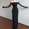 Vestido largo de manga larga con hombros descubiertos, fruncido y patchwork de encaje negro para mujer, otoño e invierno, estilo elegante, corte ajustado, ceñido a la cintura, bodycon