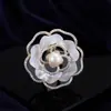 Broche de Flor de Perla de Concha Natural de Lujo de Gama Alta, Ramillete de Circonio Microincrustado de Gama Alta, Exquisitos Accesorios para Trajes y Vestidos