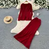 Um conjunto de duas peças elegante e confortável para mulheres, apresentando um cardigã de malha ajustado e uma saia de cintura alta, perfeito para o outono e para criar um look sofisticado e descontraído.