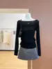 Blusa de Tricô Cor de Aveia Estilo Coreano de Manga Longa com Uma Alça para Mulheres, Outono Slim-Fit com Costela Canelada Francesa Off-the-Shoulder Valorizadora Camada Base