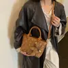 Bolsa de balde estilo coreano, descontraída e chique, nova coleção outono 2026, uma bolsa de mão estilosa e moderna com design de coração, perfeita como bolsa de ombro ou bolsa transversal.