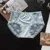 Ropa interior de encaje hueco semitransparente para mujer, transpirable en la entrepierna, cómoda, de cintura media, realza glúteos, tangas de encaje para mujer, venta directa de fábrica