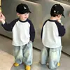 Camiseta de manga longa de algodão puro para meninos, moda primavera e outono, camiseta básica infantil, gola redonda com desenho animado, blusa solta estampada versátil, camiseta moderna