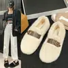 Sapatos de algodão slip-on forrados de pelo com fivela de metal estilo coreano para mulheres, coleção de inverno 2026, forrados de fleece, mocassins confortáveis e quentes