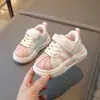 Sapatos de primavera novos para crianças, sola macia, couro, para meninos, sola macia, tênis de plataforma pequenos e médios, sapatos esportivos casuais versáteis para meninos e meninas