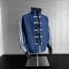 Jaqueta de outono azul e branco com retalhos e três listras, gola alta, para homens, novo top abotoado estilo chinês com toque de alta qualidade