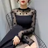 Camiseta de moda de cuello redondo con costuras de malla, base de flores oscuras, manga larga, otoño y verano, nuevo encaje, suéter ajustado, top de mujer