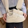 Zapatos Blancos de Gama Alta de Nicho para Mujer Otoño 2025 Nuevos Zapatillas Deportivas Casuales Versátiles con Suela Gruesa para Aumentar la Altura