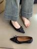 Zapatos de Mujer Satinados Puntiagudos que Aumentan la Altura Interior Estilo Francés 2025 Nuevo Otoño Moño Zapatos Planos para Ir al Trabajo Negros