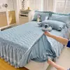 Faldón de cama acolchado 100% algodón estilo dos en uno sábana de cama estilo campestre con flores pequeñas cubierta de cama antideslizante