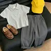 Conjunto de duas peças de verão 2026 estilo coreano para meninos: camisa de malha cinza com gola polo vazada de manga curta e calça casual infantil
