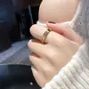 2025 Último Anillo de Pareja para Parejas Seis Diamantes Acero de Titanio Lujoso Ligero Estilo Europeo y Americano Sin Decoloración de Moda Tendencia Joyería para Hombres Tendencia para Mujeres