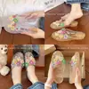 Zapatos de gelatina de moda para mujer, estilo coreano, zapatos destalonados con accesorios florales, medios zuecos planos, chanclas de playa transparentes de cristal