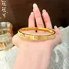 Pulseira de Latão Banhado a Ouro com Padrão de Gelo Triturado CNC, Cor Duradoura, Luxo Leve, Estilo de Loja de Ouro de Alto Padrão, Pulseira Grossa de Ouro
