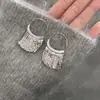 Pendientes de metal de borla en forma de abanico de lujo ligero de alta gama para mujer 2023 nuevos pendientes de diseño de nicho de moda con temperamento