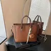 Bolso tote grande minimalista retro transfronterizo para mujer, nueva colección otoño 2026, moderno y sofisticado, versátil para ir al trabajo y uso diario, se puede llevar como bolso de hombro o bolso cruzado