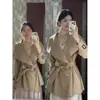 Casaco Trench Coat Curto Cáqui Feminino 2026 Novo Baixa Altura Início do Outono Estilo Coreano Ligeiramente Maduro Intelectual Vibe Fino
