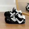 Zapatos Deportivos de Entrenamiento Alemanes para Mujer 2026 Primavera/Otoño Nuevos con Bloques de Color Blanco y Negro Bordado, Ocultos para Aumentar la Altura, Suela Suave, Transpirables, Versátiles, Punta Redonda