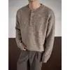 Suéter Old Money com Gola Henry para Homens, Outono/Inverno, Meia-Abertura com Botões Metálicos Bronze, Top Curto de Tricô Texturizado com Caimento Solto