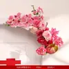 Decoración de habitación de boda con arreglos florales temáticos de amor, incluyendo flores artificiales de esquina, decoración de habitación de boda y coronas artificiales para las habitaciones de los novios, con caracteres auspiciosos