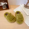 Sandálias de dedo femininas de pelúcia com sola grossa, novo estilo 2026, para uso externo, elegantes e únicas, pantufas de pelúcia antiderrapantes e resistentes à sujeira
