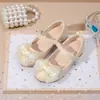 Zapatos Mary Jane de tacón grueso estilo francés para niñas, nuevo modelo de verano 2026, correa de camelia, zapatos de cuero elegantes versátiles de talla pequeña