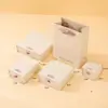 Variedad de cajas de regalo para joyería listas para usar disponibles, incluyendo cajas de cajón para anillos, aretes y pulseras. Soporte de embalaje completo